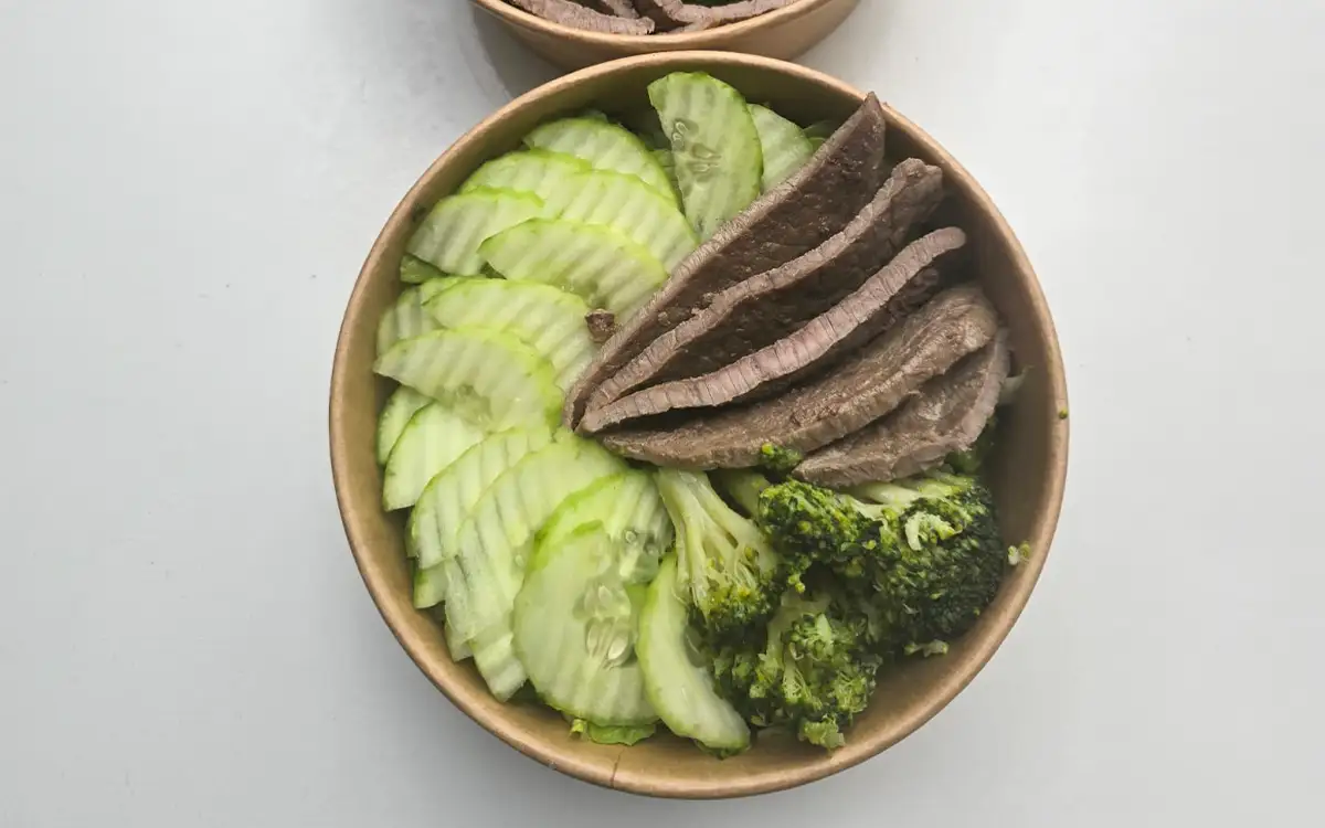 Plato de carne con acompañamiento del menú corporativo de La Table de Romu