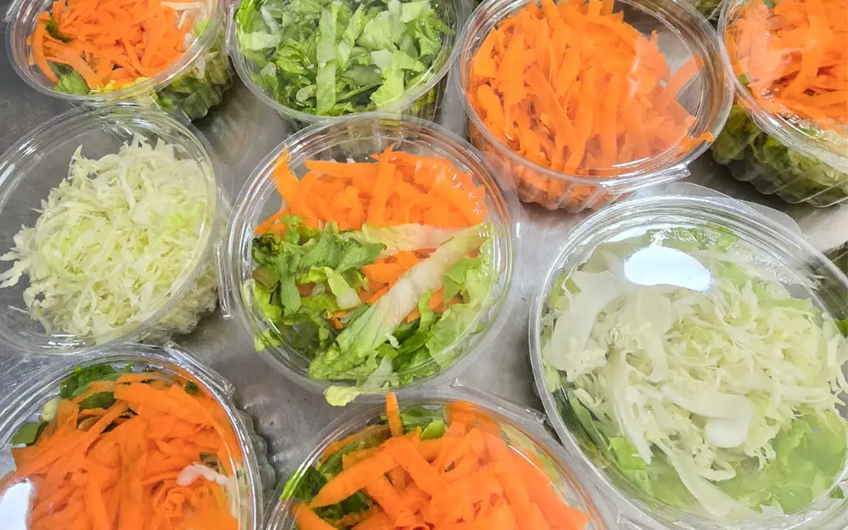 Ensaladas surtidas en envases individuales listas para un pedido de oficina