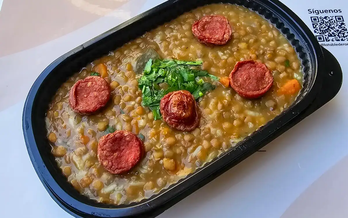 Lentejas caseras servidas en porción individual