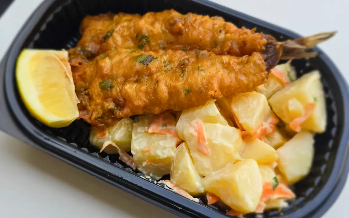 Pescado frito con acompañamiento casero