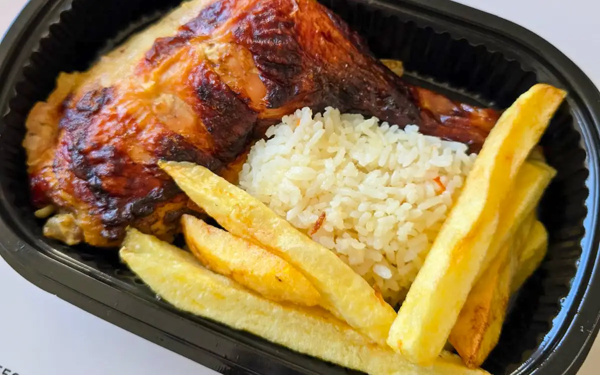 Pollo asado casero servido con acompañamiento