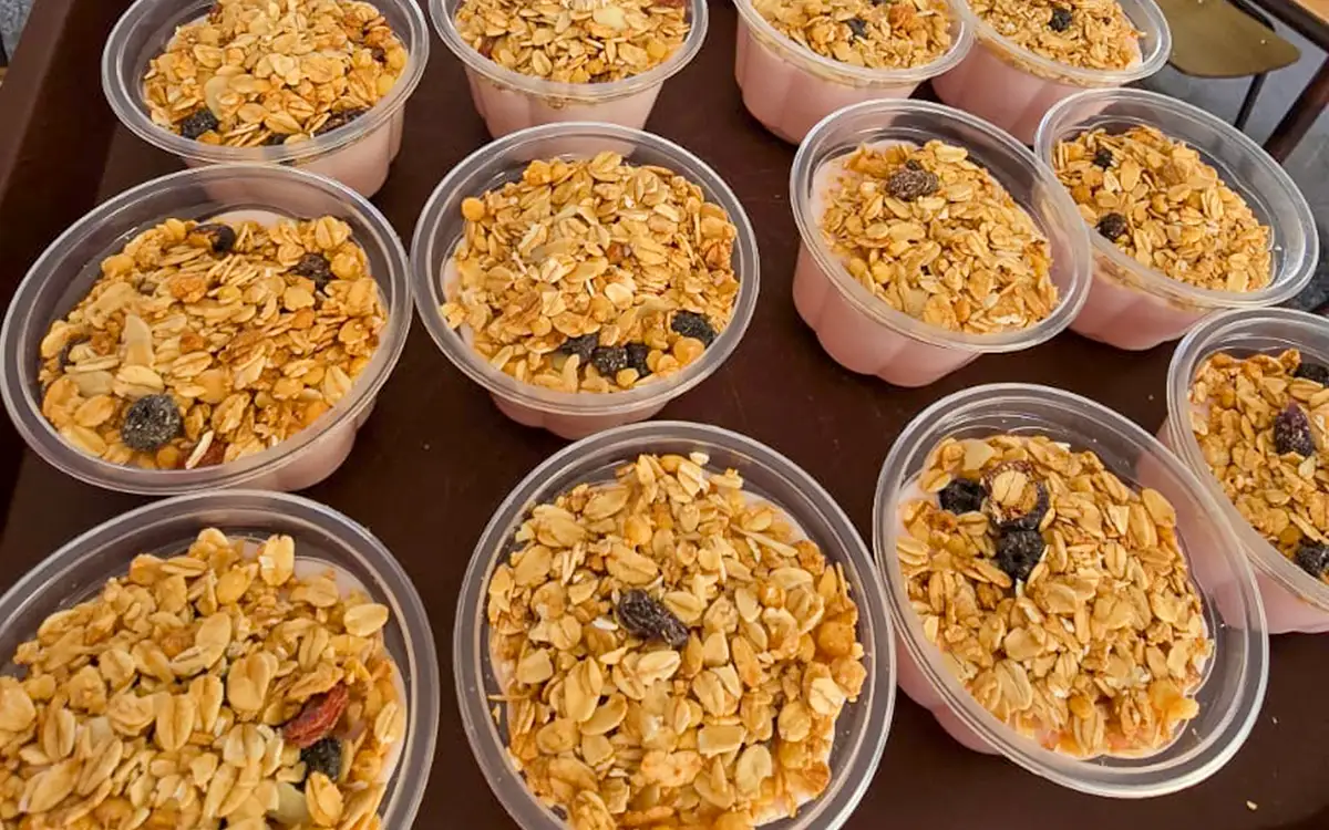 Postre del día con yogurt y granola, incluido en el Menú Completo